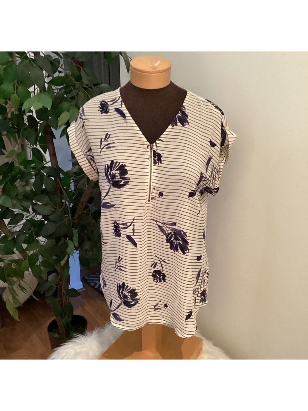 Maurice’s Floral Stripe Zip Front short sleeve Blouse Woman’s size small